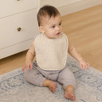 Quincy Mae Woven Tie Bib || Oat Gingham